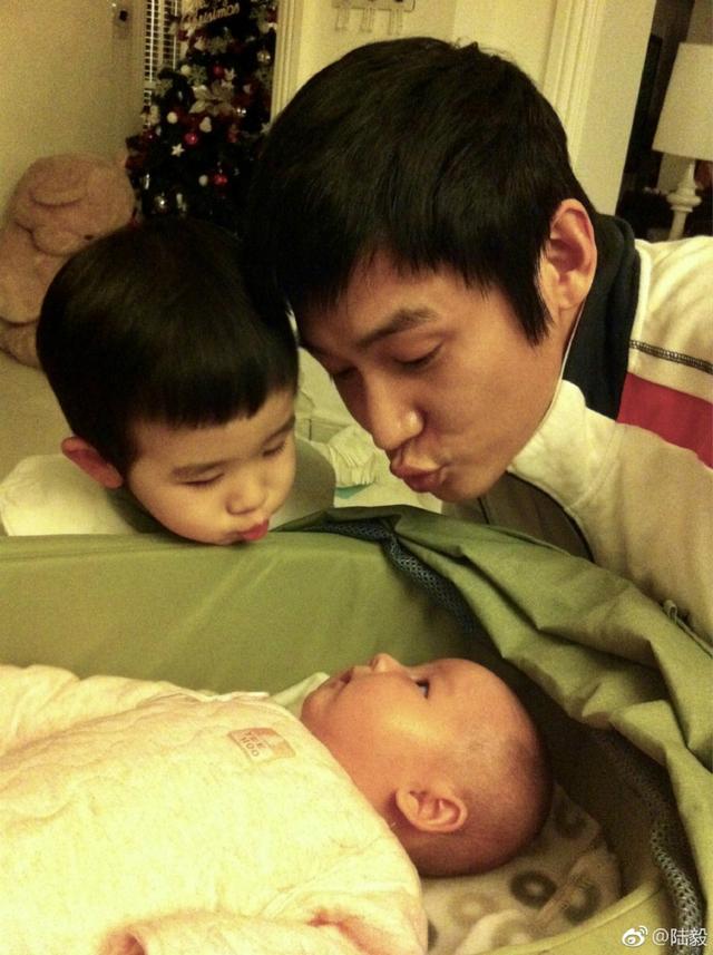 陆毅和女儿日常合影，大家竟然为了是姐姐还是妹妹这个问题吵翻了