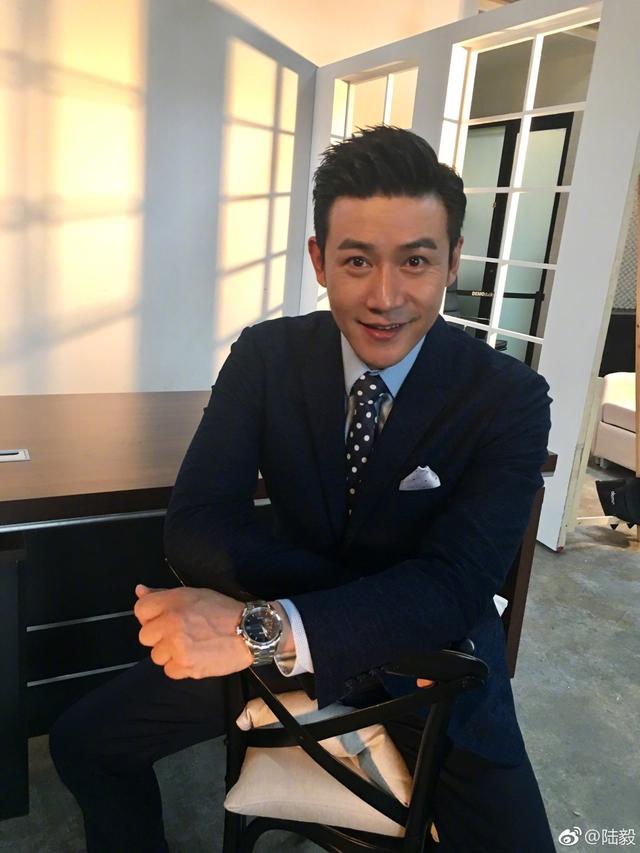 陆毅和女儿日常合影，大家竟然为了是姐姐还是妹妹这个问题吵翻了