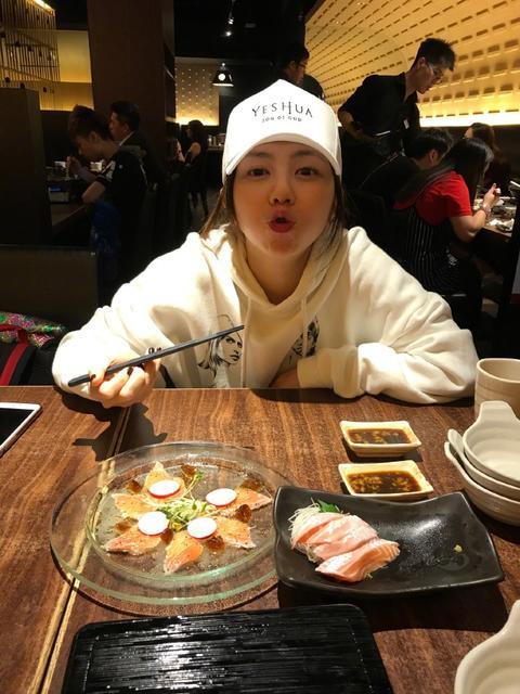 邓紫棋好狠心，吃自己同类