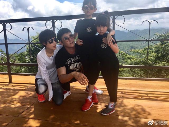 陆毅和女儿日常合影，大家竟然为了是姐姐还是妹妹这个问题吵翻了