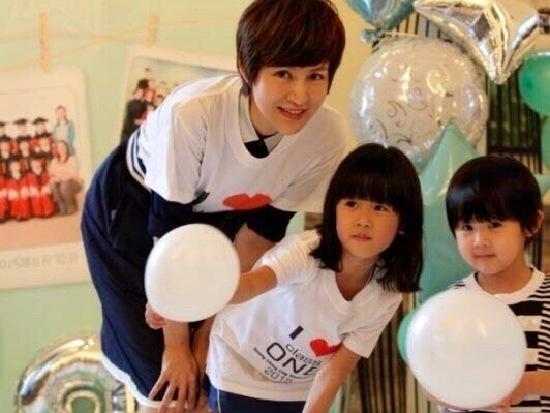 陆毅和女儿日常合影，大家竟然为了是姐姐还是妹妹这个问题吵翻了