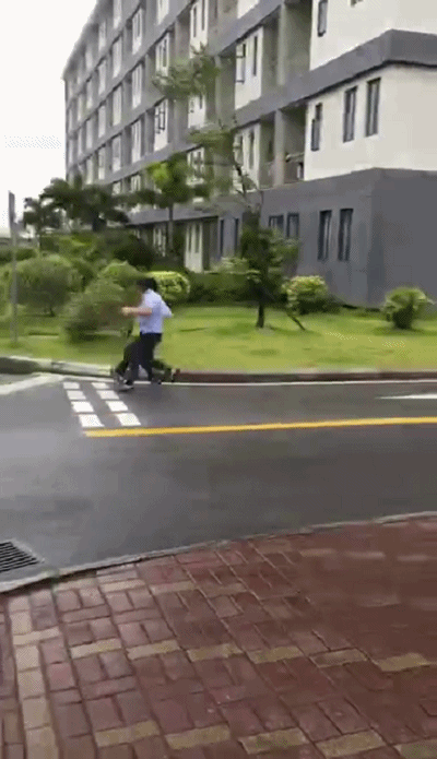 看看下面那两个可怜的妹子,捆一起,也没能避免悲剧——你们再给我回答