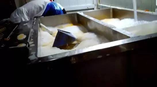 记者暗访海底捞后厨：老鼠爬进食品柜 漏勺掏下水道