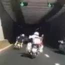 骑摩托车冲入隧道和交警玩“猫捉老鼠”的家伙找到了