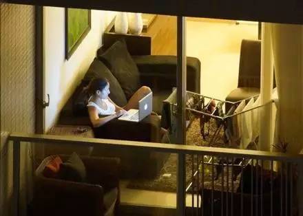 寂寞的女人穿丝袜 寂寞的男人哈哈哈