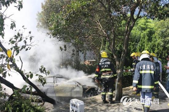 杭州1奔驰车为避行人撞大树 翻沟后自燃烧成空架