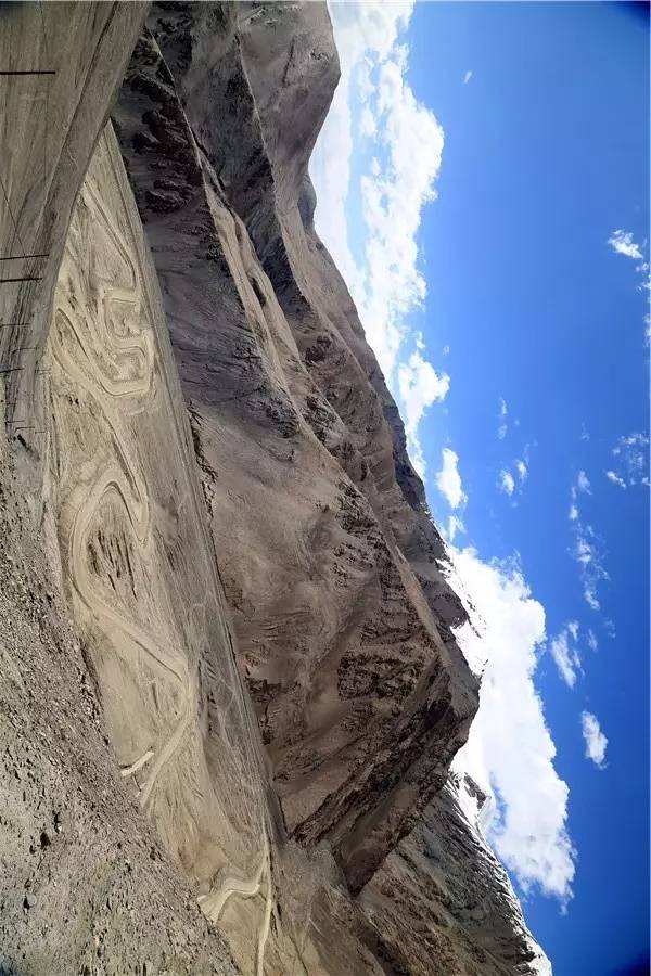 横屏看新疆 | 盘旋在群山间的新藏公路