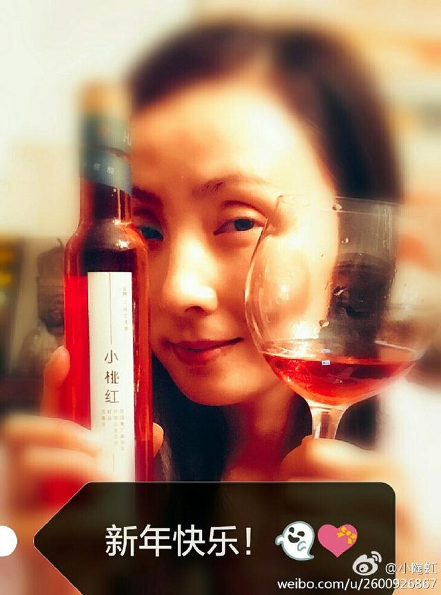 小陶虹晒了一组写真,这双眼睛把网友吓得不轻