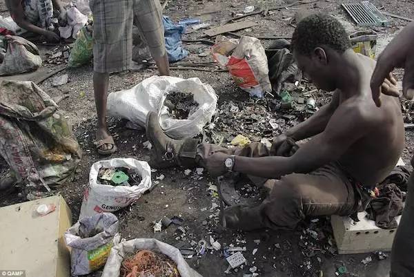 厉害了！27岁非洲小伙用塑料瓶改造难民营