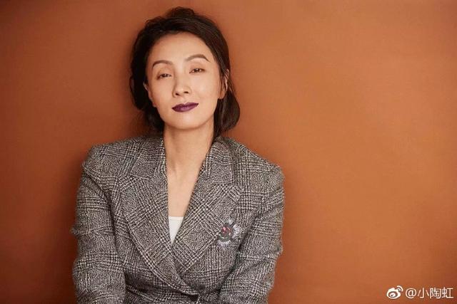 小陶虹晒了一组写真,这双眼睛把网友吓得不轻