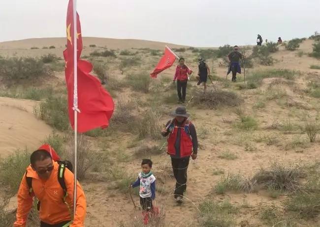 乐嘉带4岁女儿徒步沙漠,4天,76公里,孩子腿上长