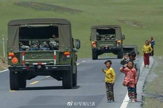 孩子们给军车敬礼照片刷屏 被致敬的军人这样回礼