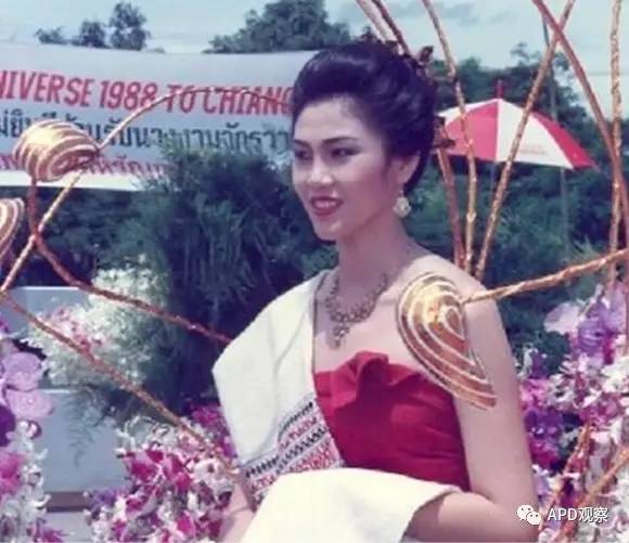 1988年英拉在泰国参加选美.