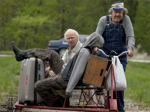 法瑞尔主演畅销小说改编电影《百岁老人翘家去