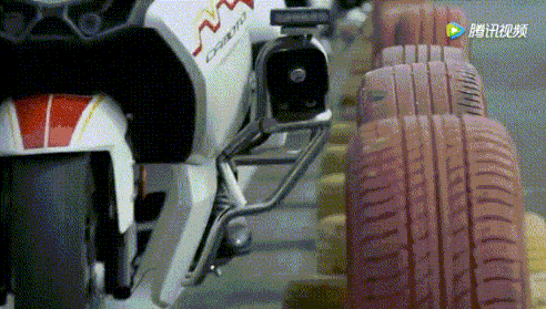 帅! 国宾护卫队驾驶摩托车秒拾子弹壳