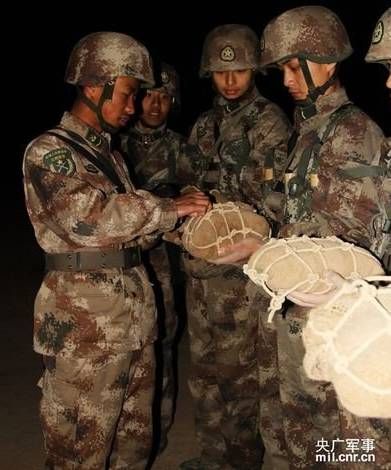 西藏山地演习，解放军竟还在用炸药包?