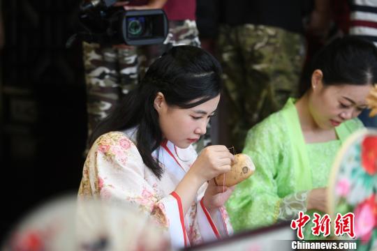 长沙湘绣美人穿汉服做女红 体验传统七夕文化
