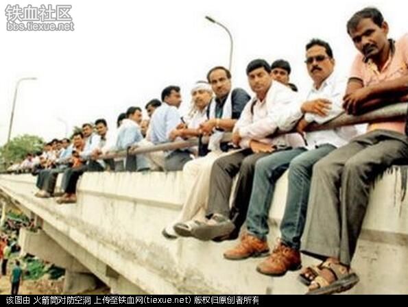 印度又爆发内乱了!印度多地完全瘫痪!(图2) 铁血网提醒您:点击查看大图