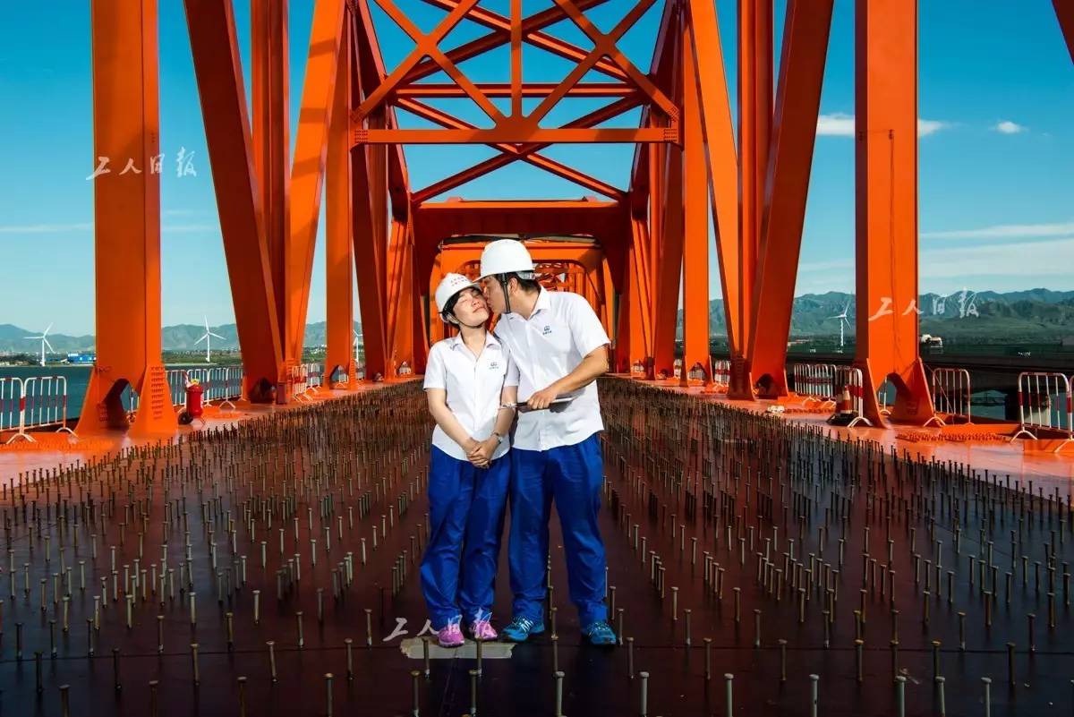 七夕|工服变身情侣装 工地夫妻隐藏辛酸长情告白_凤凰资讯