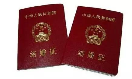 结婚证的封面落款是中华人民共和国民政部,内页敲的是民政部婚姻证件