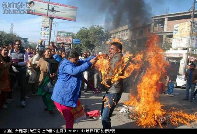 印度又爆发内乱了!印度多地完全瘫痪!(图3) 铁血网提醒您:点击查看大图