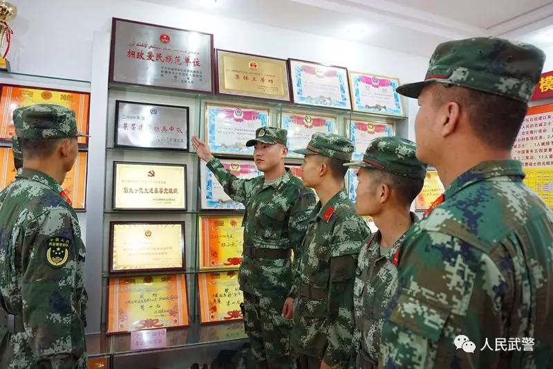 一位战士的笔记本,上面"中国梦"的字迹清晰可见.