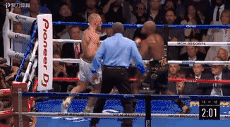 比赛结果也正如大家意料中那样,梅威瑟在第十回合tko