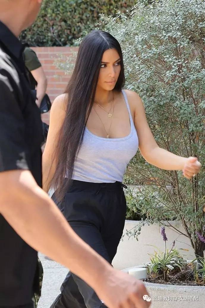 明星私服|emma roberts&金·卡戴珊&赛琳娜·戈麦斯机场私服