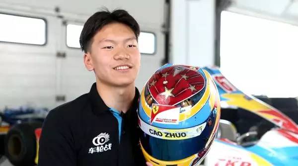 把国旗画上头盔,15岁的F4车手想让更多人知道