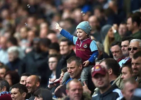 英超25周年生诞祭:哨音一响,黄金万两,娱乐很近