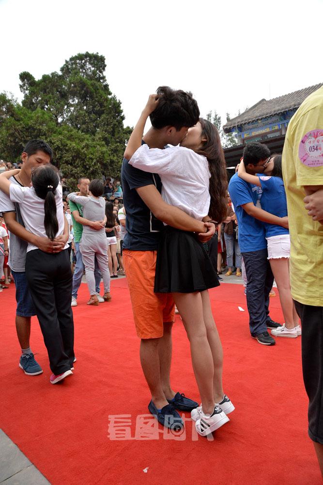 浪漫"七夕"节上的接吻大赛,情侣们各显接吻"高招"