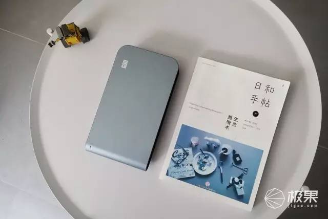 床上时装的投影仪,让我躺在脚趾也看百高女套大小书本拖鞋图片