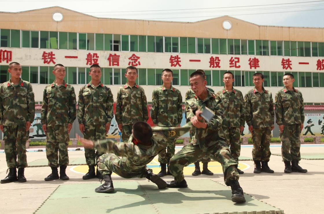 武警陕西省总队咸阳市支队八中队二班班长郑明岗(前右)在进行摔擒技术