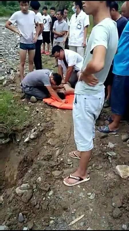 尽管大家尽力抢救,但因溺水时间过长,王波已没有了生命体征.