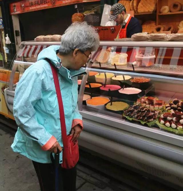 外孙带着北京大爷大妈,探秘维也纳最大菜市场