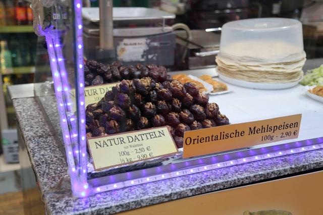 外孙带着北京大爷大妈,探秘维也纳最大菜市场