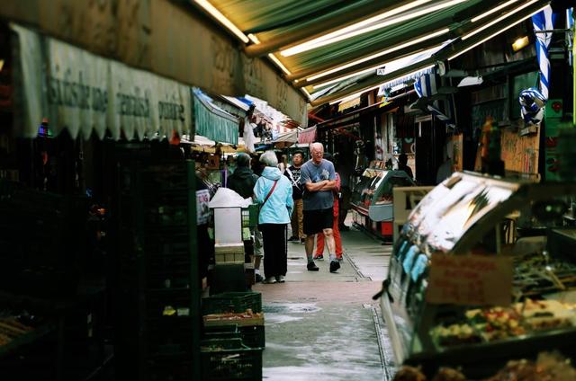 外孙带着北京大爷大妈,探秘维也纳最大菜市场