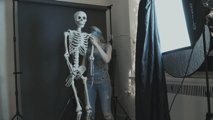 乌克兰美女艺术家寻求刺激,让蝴蝶从肚子里飞出来!