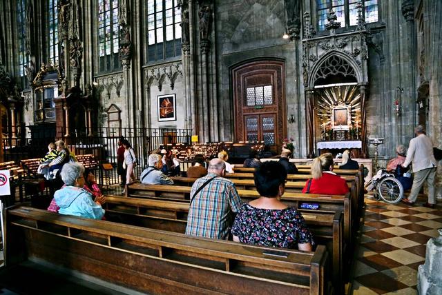 外孙带着北京大爷大妈,探秘维也纳最大菜市场