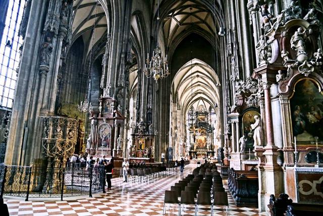 外孙带着北京大爷大妈,探秘维也纳最大菜市场