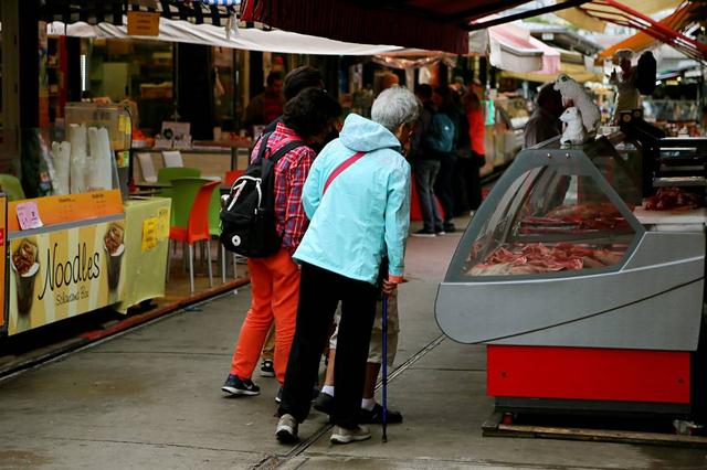 外孙带着北京大爷大妈,探秘维也纳最大菜市场