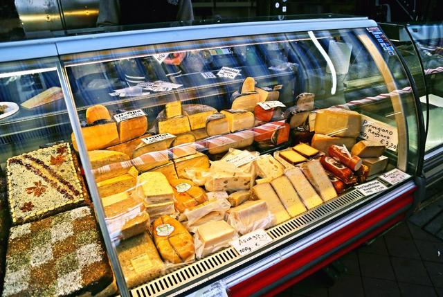 外孙带着北京大爷大妈,探秘维也纳最大菜市场