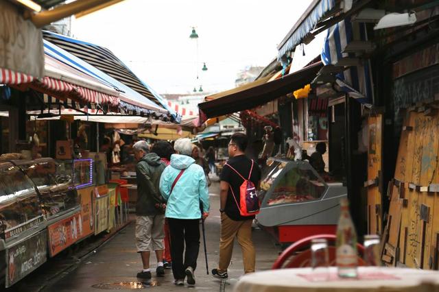 外孙带着北京大爷大妈,探秘维也纳最大菜市场