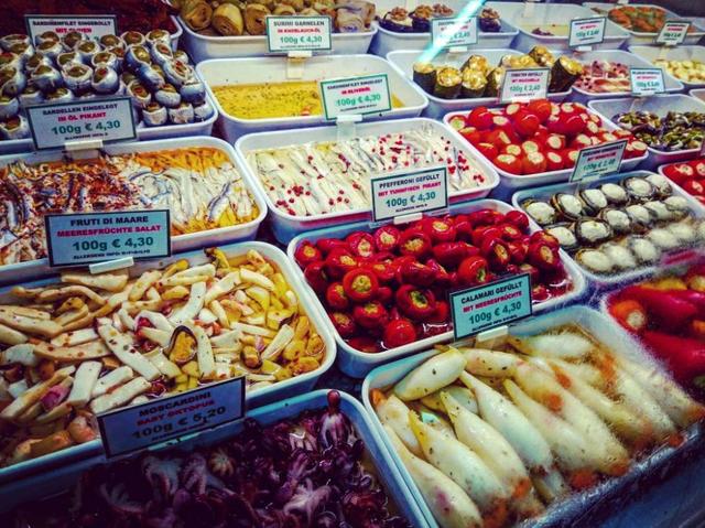 外孙带着北京大爷大妈,探秘维也纳最大菜市场