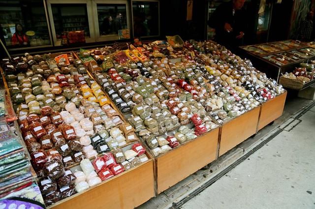 外孙带着北京大爷大妈,探秘维也纳最大菜市场