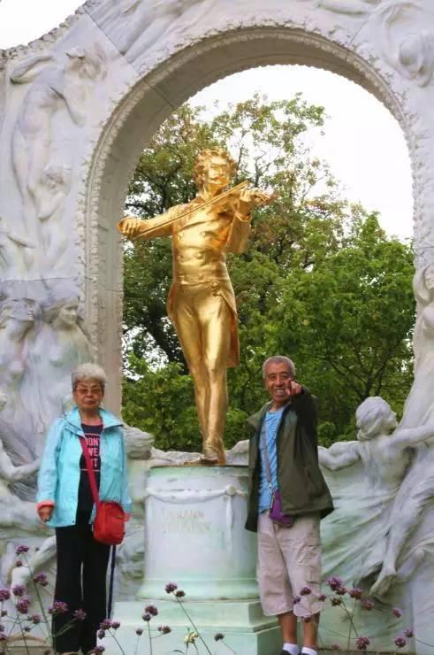 外孙带着北京大爷大妈,探秘维也纳最大菜市场