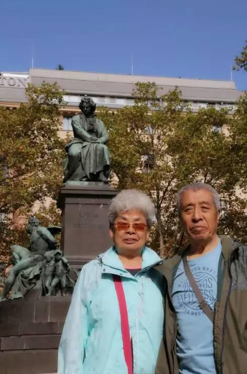 外孙带着北京大爷大妈,探秘维也纳最大菜市场