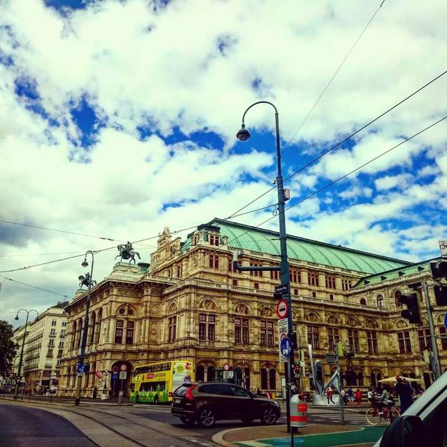 外孙带着北京大爷大妈,探秘维也纳最大菜市场