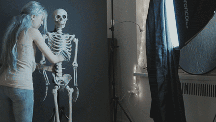 接下来, anya 妹纸穿上了相同的吊带背心,用手往两侧拉住衣服开口也拍