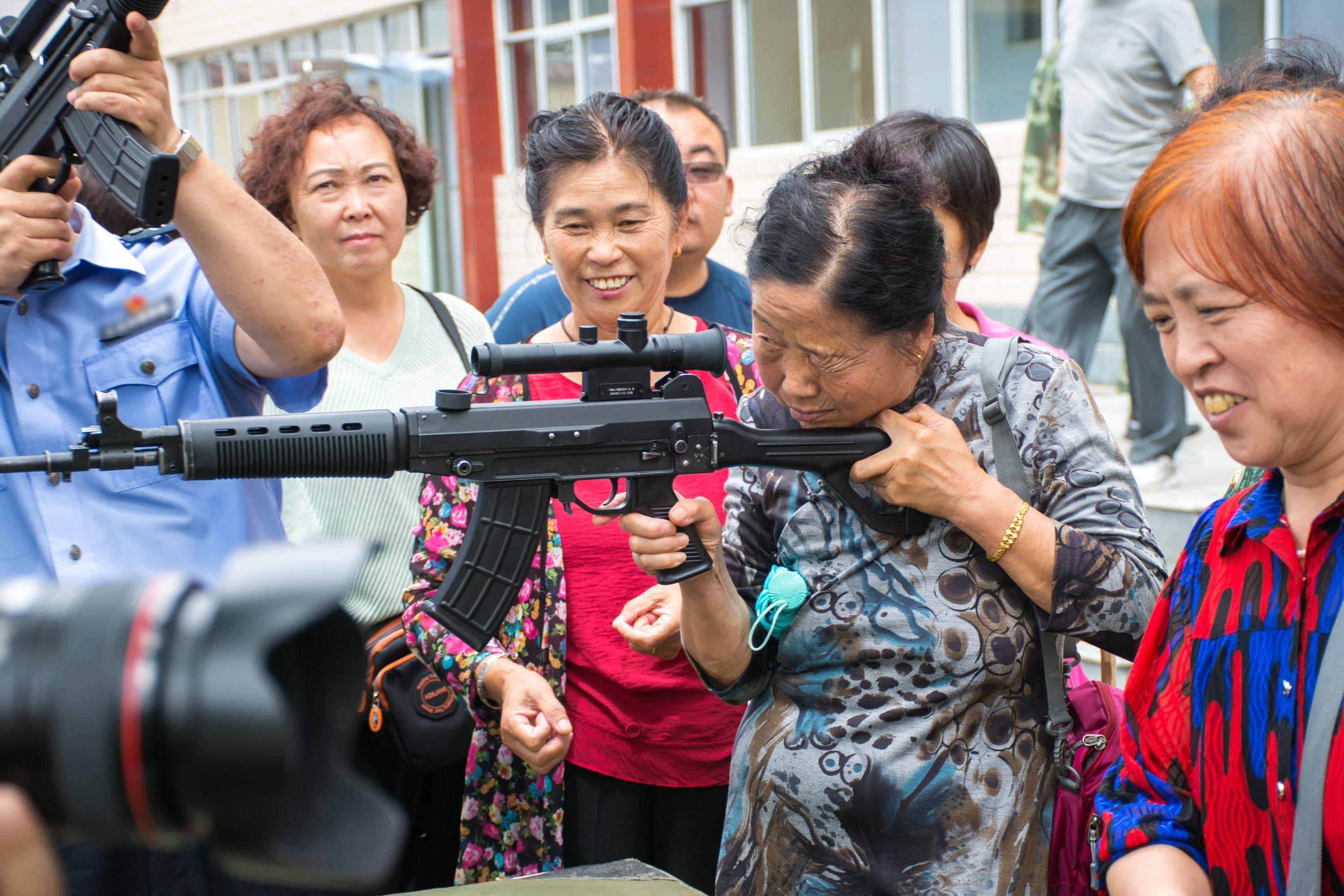 QBZ03式自动步枪图片图片